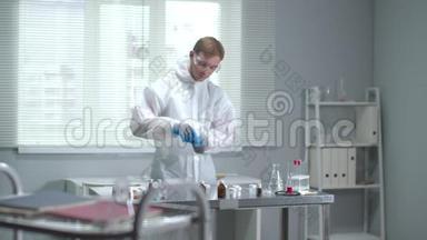 慢动作，穿防护工作服的人和实验室里戴医用手套的人